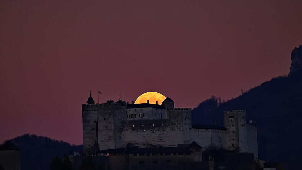 Supermond über Salzburg