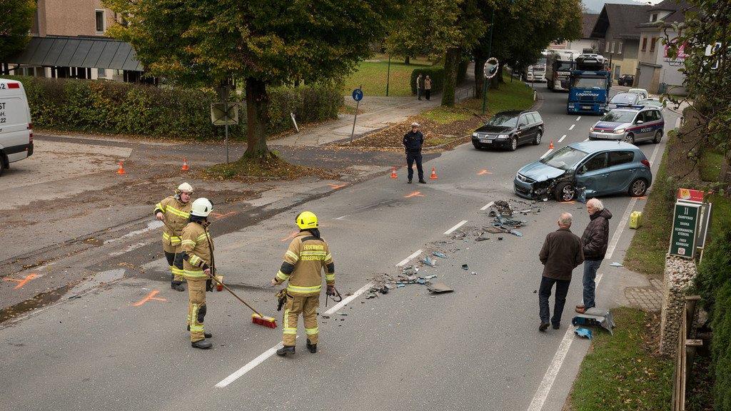 Straßwalchen: Pkw-Lenker prallt in Lkw