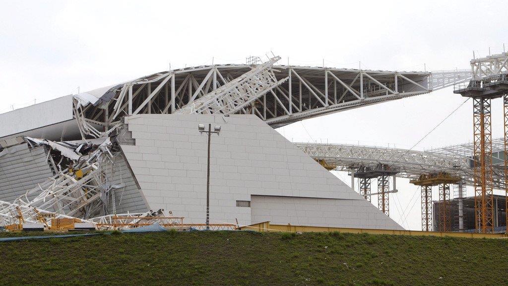Brasilien: Kran stürzt auf WM-Stadion