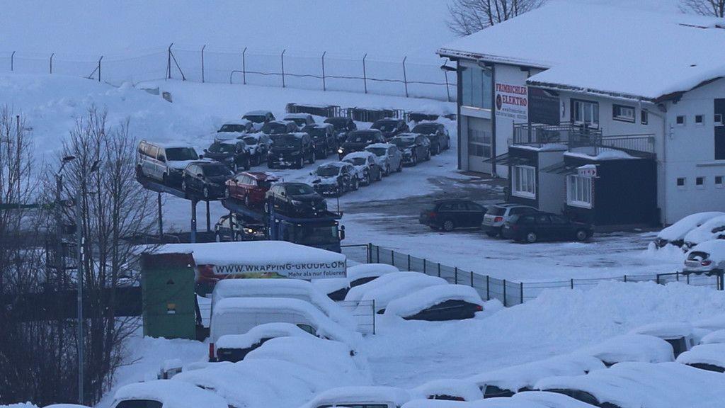 Autos stehen ohne Genehmigung am Salzburgring