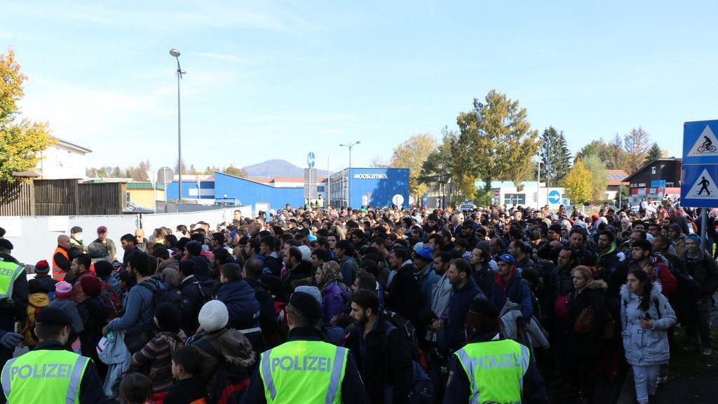 Flüchtlinge marschieren zu Grenze