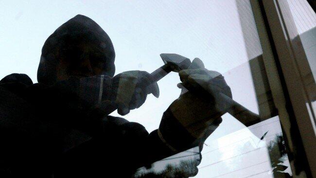 Die Täter brachen Türen und Fenster auf, um ins Innere zu gelangen (Symbolbild).