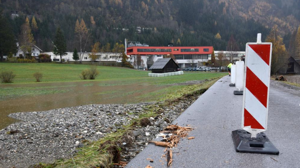 In Muhr geht nach dem Hochwasser das Aufräumen weiter.