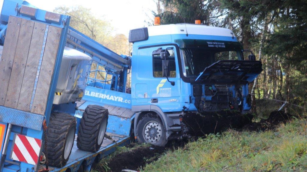 Sattelzug kracht gegen Böschung