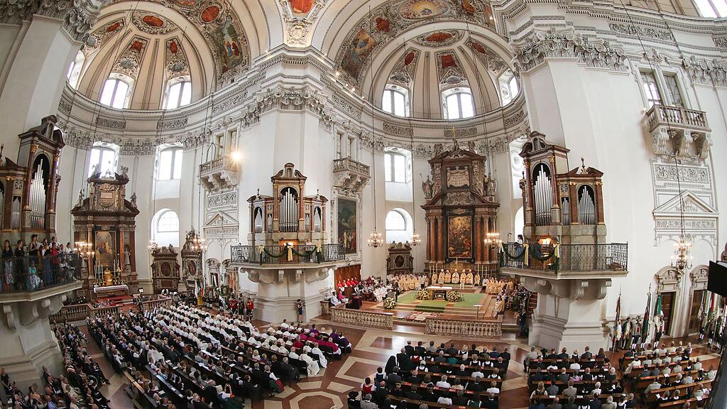 In der Schatzkammer des Salzburger Doms werden Jahrhunderte alte liturgische Gewänder aufbewahrt.