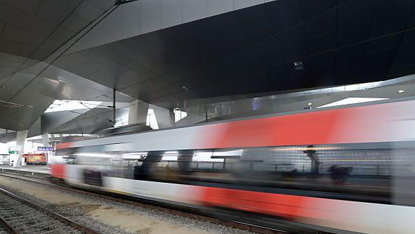 Der Lokführer stoppte den Zug wegen einer verdächtigen Person