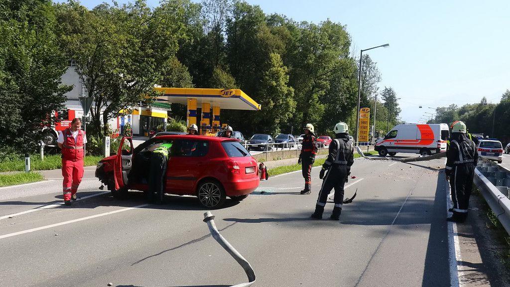 Pkw räumt in Alpenstraße Straßenlaterne ab und überschlägt sich