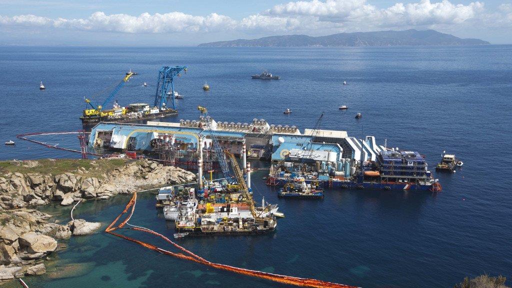 Wrack der Costa Concordia ist aufgerichtet