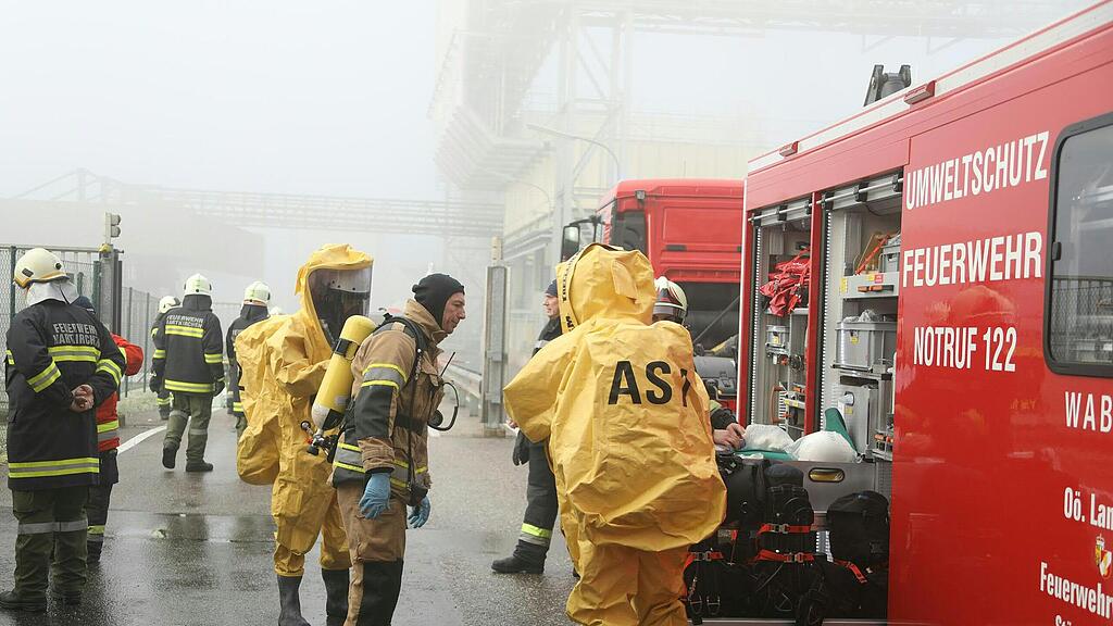 Einsatzkräfte in spezieller Schutzausrüstung.