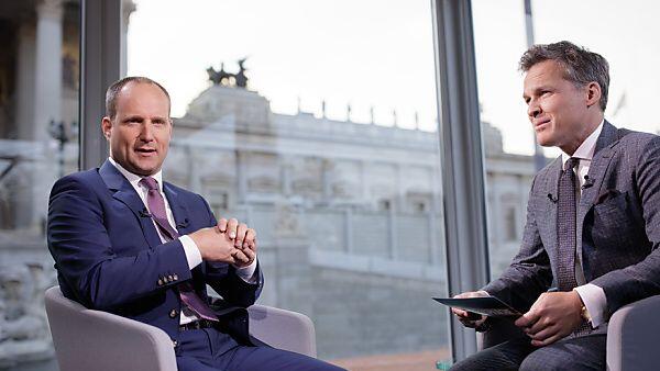 Strolz mit Tarek Leitner im Glasstudio vor dem Parlament