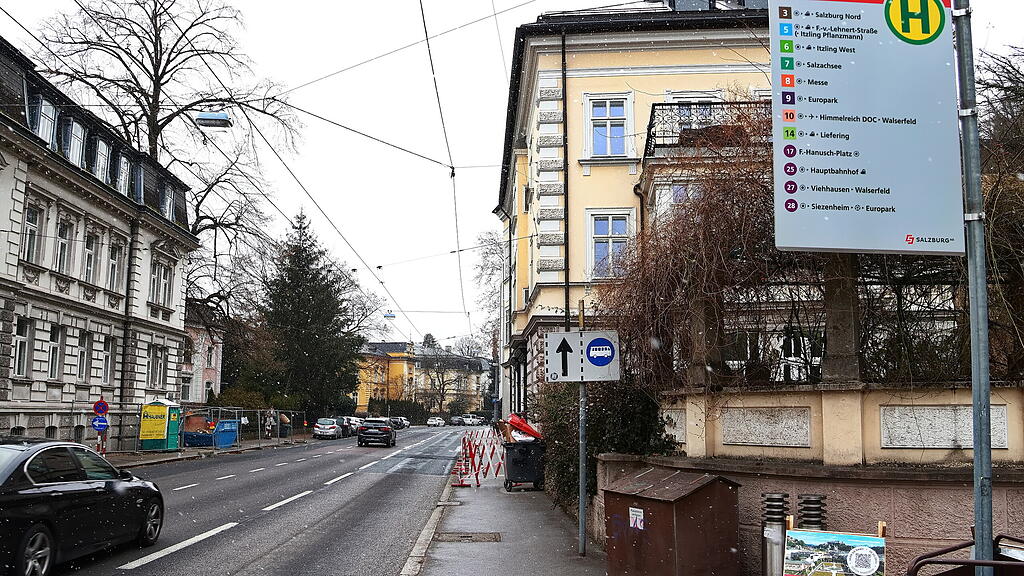 Gebäudeteile krachen in Salzburger Imbergstraße auf Gehsteig