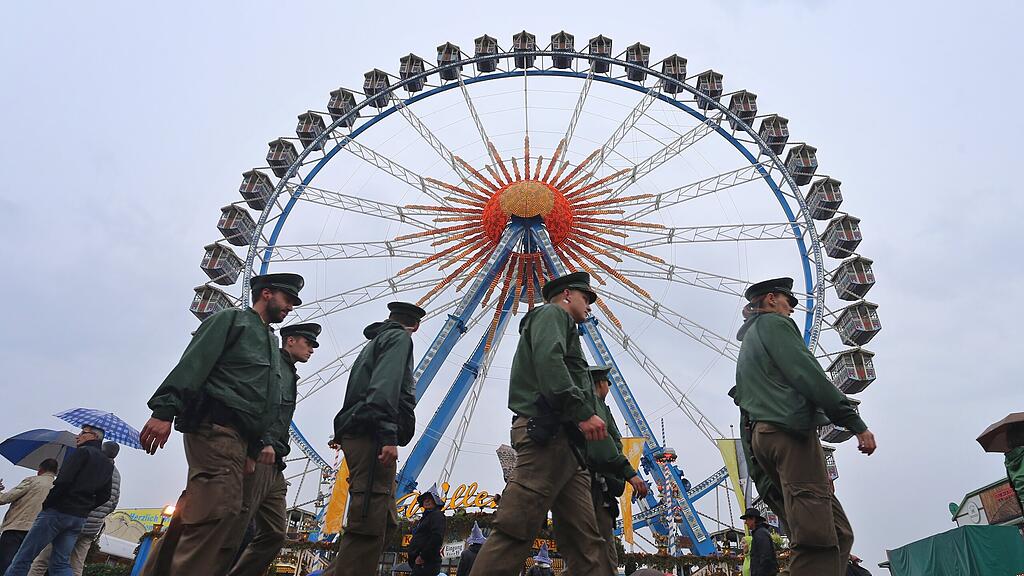 Mit viel Humor nehmen die Polizisten ihren Einsatz beim Münchner Oktoberfest.