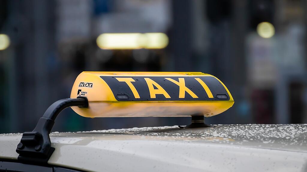 taxi-4720993_1920.jpg