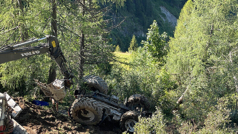 Traktor stürzt mit Bagger in St. Johann ab