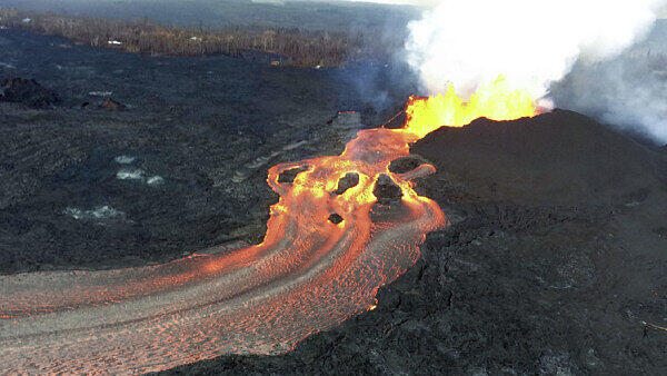 Aus Spalte 8 tritt noch Lava aus
