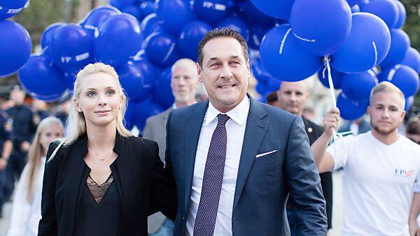 Strache auf dem Weg ins TV-Studio vor dem Parlament