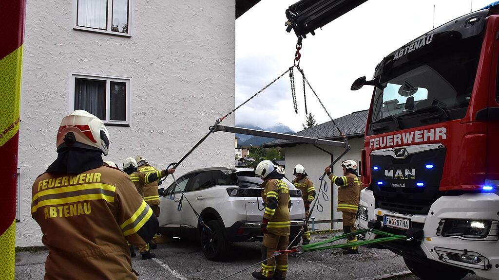 Auto contra Hausmauer Abtenau