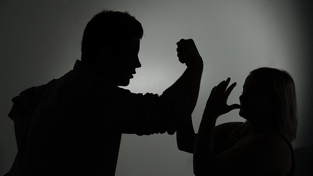 Die Berichterstattung bei Gewalt gegen Frauen dreht sich oft um den Täter (Symbolbild).