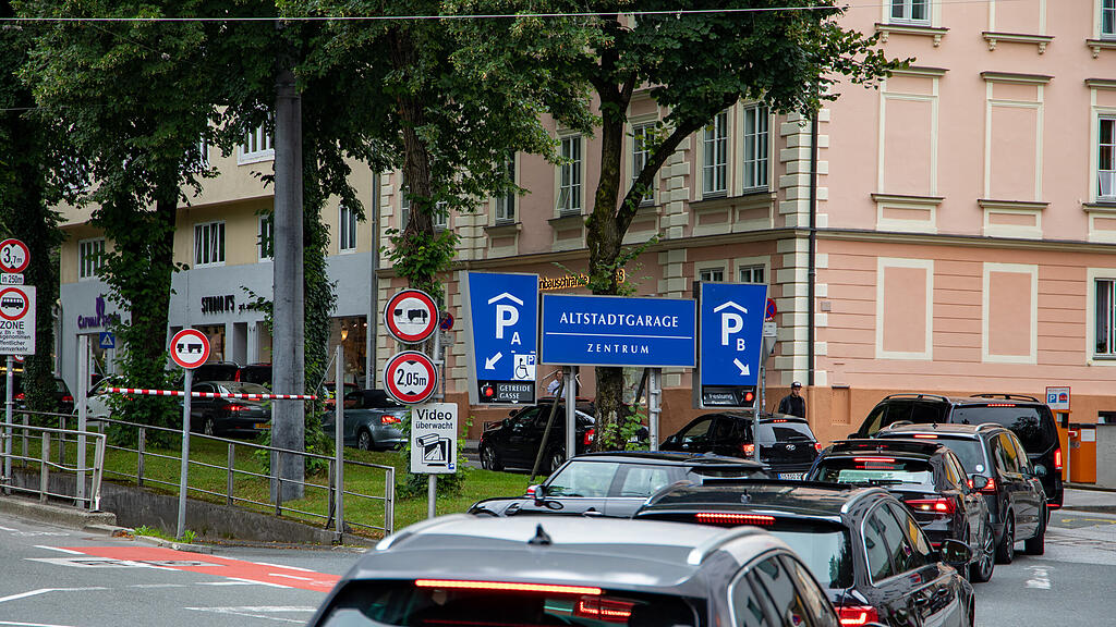 Touristen in Salzburger Altstadt