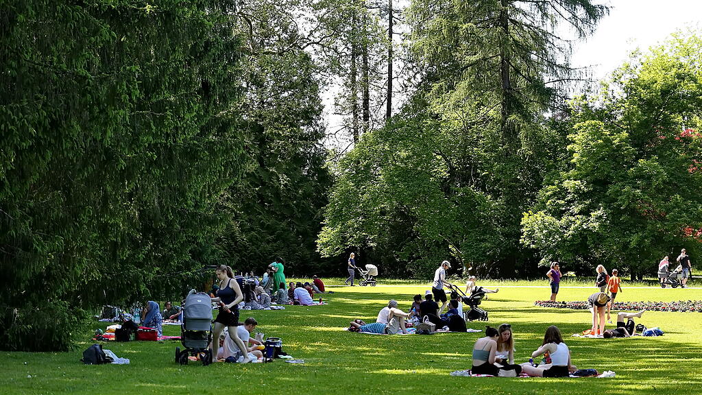 Sommerwetter: Salzburger stürmen Hellbrunn