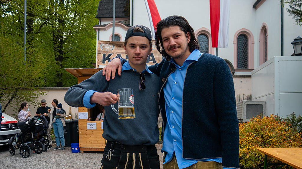Maibaumaufstellen in Aigen