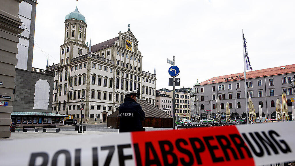 Polizisten sperrten den Rathausplatz in Augsburg ab
