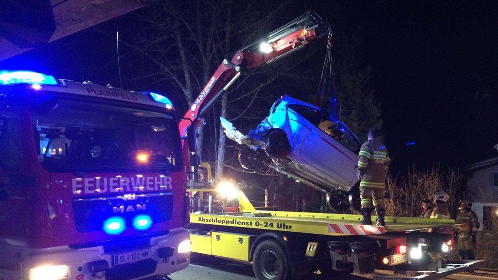 Auto stürzt in Bach