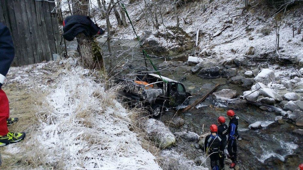 Unfall auf L219: Pkw in Bachbett