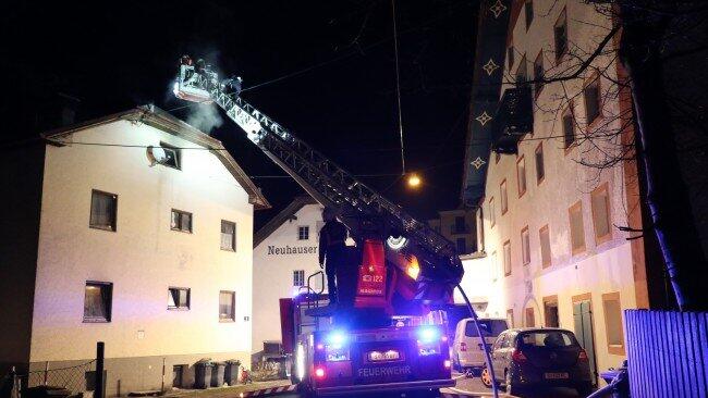 Die Feuerwehr musste insgesamt zehnmal zu dem Wohnhaus ausrücken.