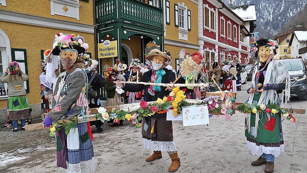 CORONA OBERÖSTERREICH - NARREN ZOGEN PRIVAT AM ROSENMONTAG DURCH EBENSEE =(3).jpg