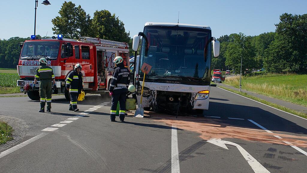 Pkw contra Schulbus in Steiermark