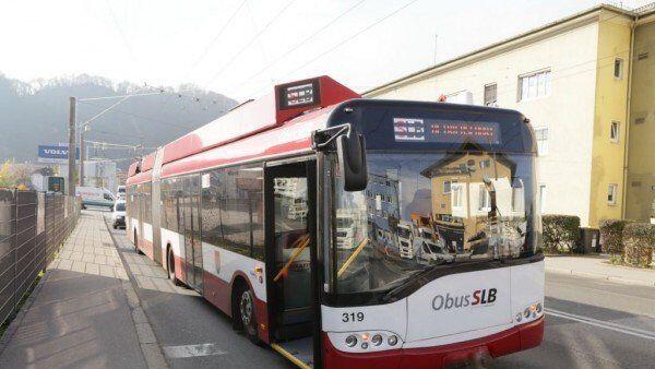 Der weibliche Fahrgast wurde von dem Bremsmanöver überrascht.