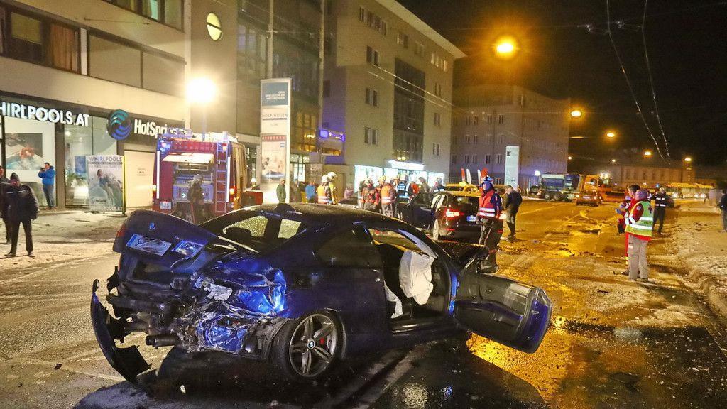 Verletzte nach Crash in Hellbrunner Straße