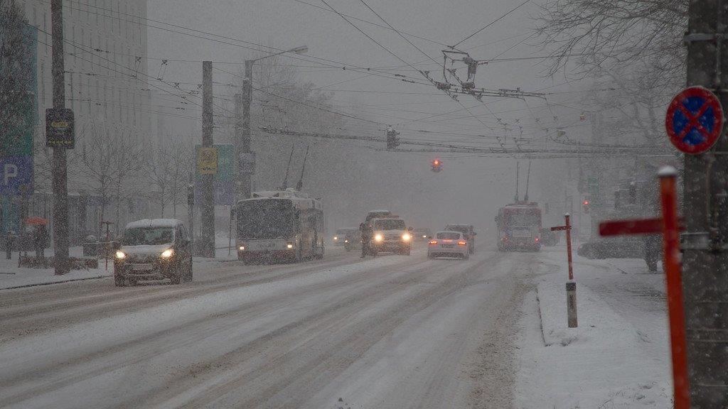 Schnee sorgt für Unfälle und Verkehrschaos: Schneefahrbahn in der Stadt Salzburg