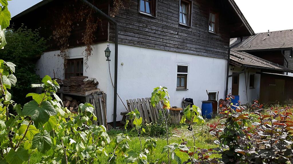In der Garage rechts neben dem Einfamilienhaus wurde die Leiche von den Polizisten entdeckt.