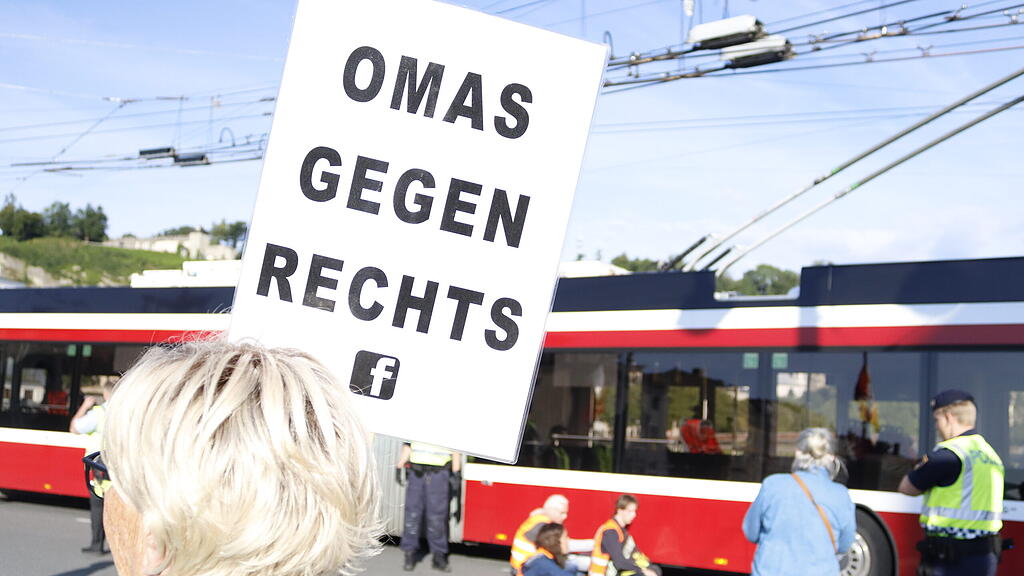 Klebe-Blockade auf Staatsbrücke