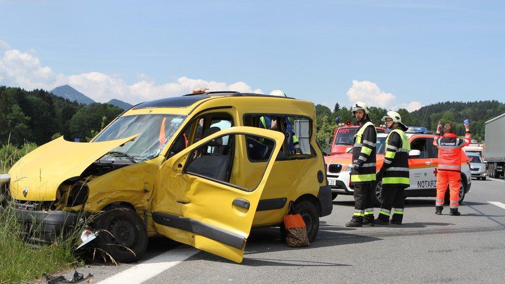 Horror-Crash mit drei Autos auf A8 endet glimpflich