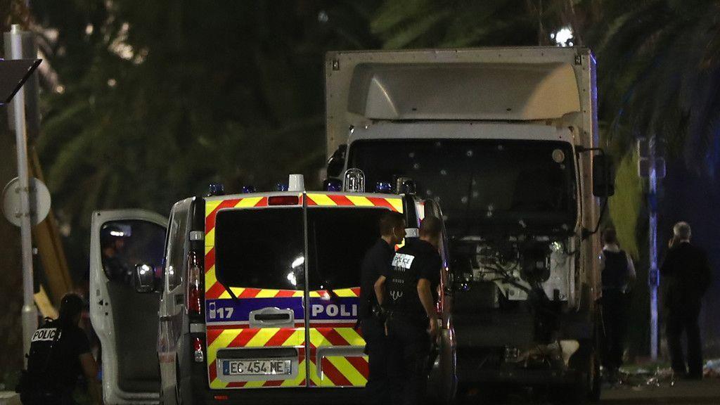 Lkw rast in  Nizza in Menschenmenge