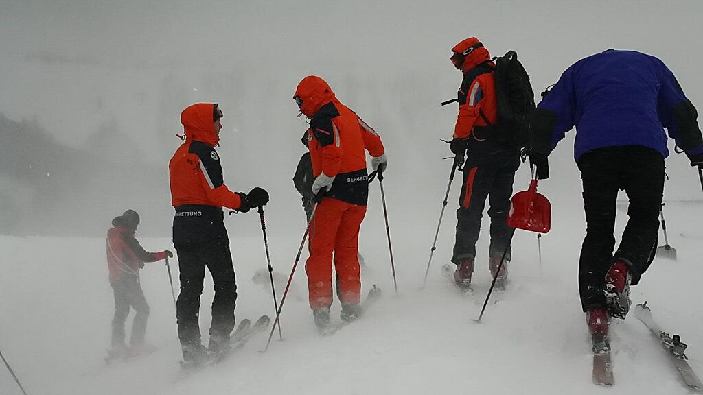 Aufgrund von Schnee und Sturm konnte der Hubschrauber bei der Suchaktion nicht eingesetzt werden (Symbolbild).