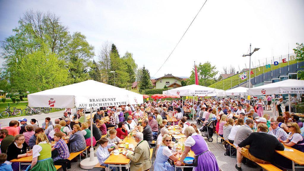 Maibaumaufstellen in Leopoldskron