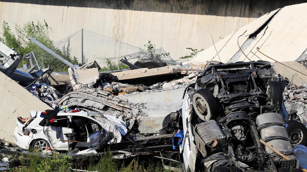 Autobahnbr\u00fccke st\u00fcrzt in Genua ein II