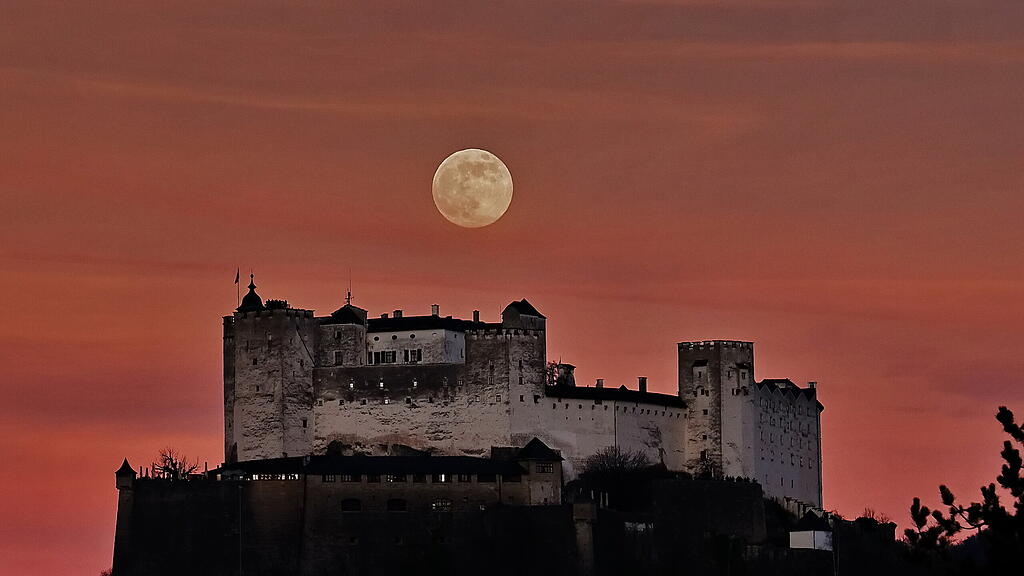 Erster Vollmond 2023 über Salzburg