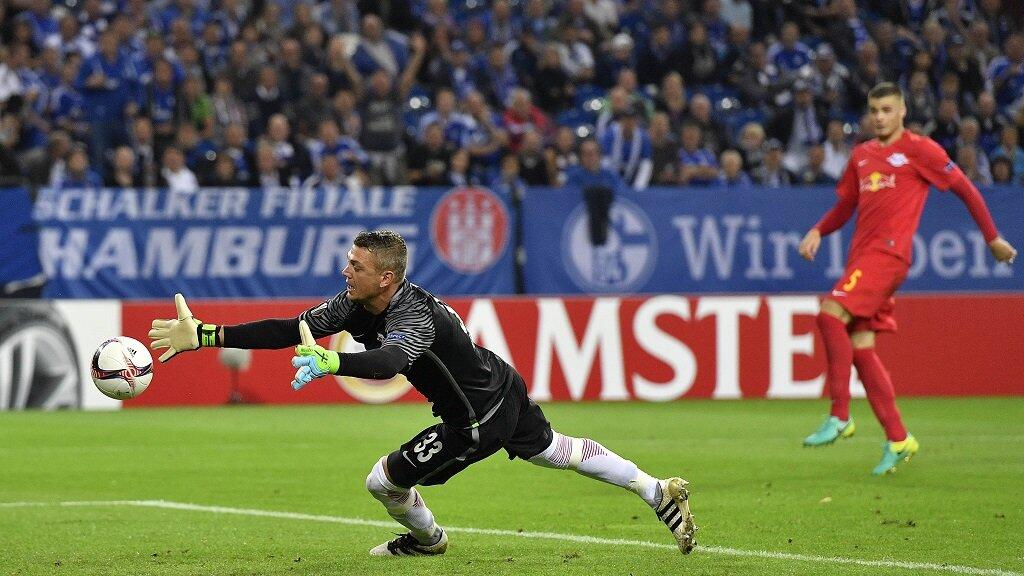 Salzburg-Goalie Walke erlebte auf Schalke einen Abend zum Vergessen.