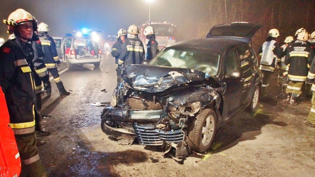 Eine Kollision zwischen zwei Autos forderte Montagabend in Pinsdorf zwei Schwerverletzte.