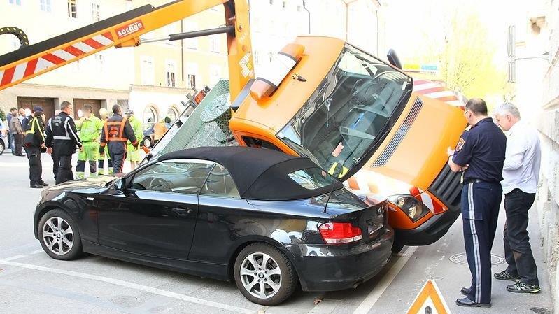 Hubsteiger kippt am Kajetanerplatz