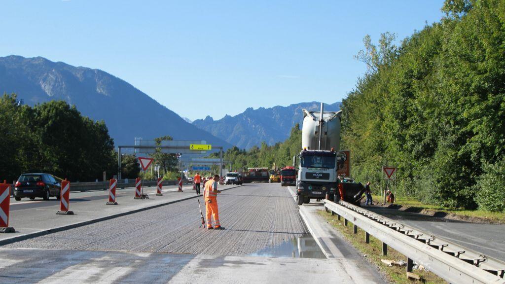 Dienstagfrüh leisteten die Arbeiter auf der Großbaustelle A1 Akkordarbeit. Innerhalb kürzester Zeit konnten 300 Meter fertig asphaltiert werden.
