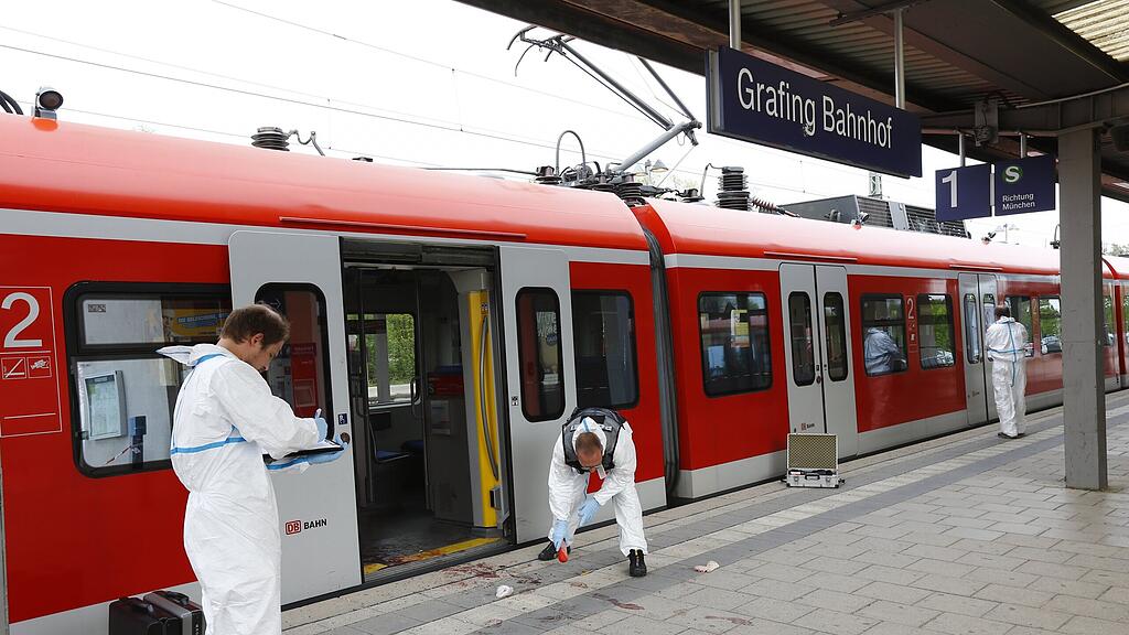 Ermittler am Tatort in Grafing.