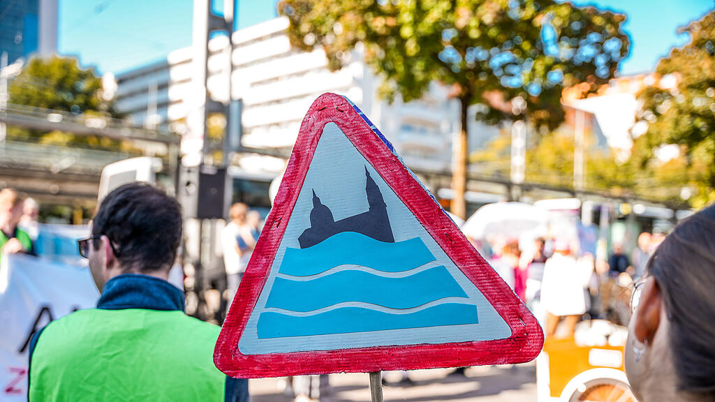 Demo "Zusammenhalten statt spalten" in der Stadt Salzburg