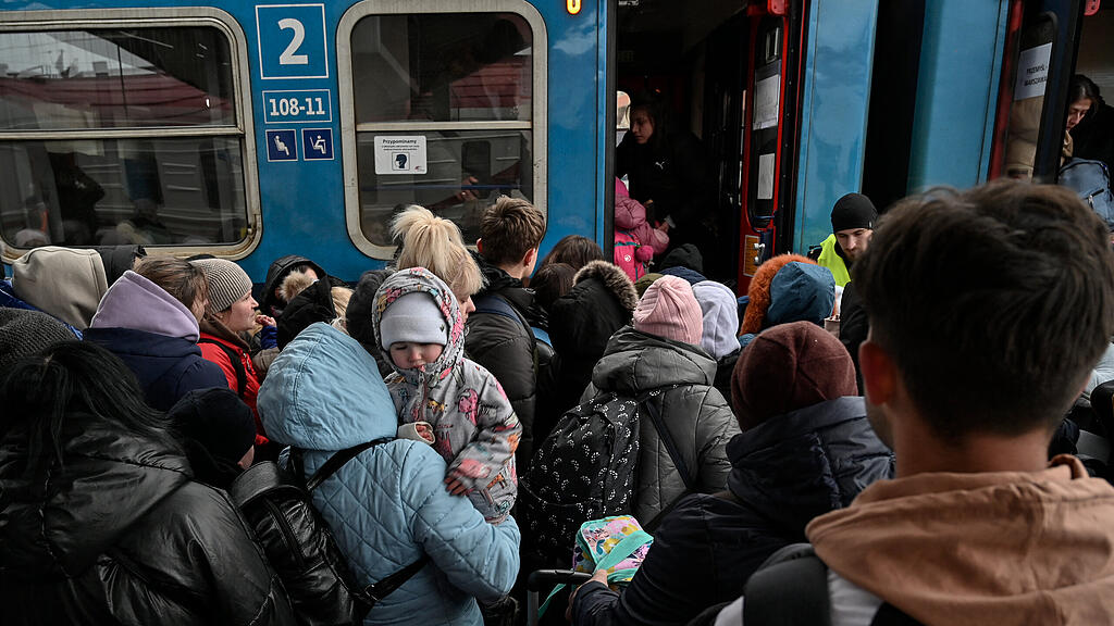 Ukraine-Krieg, Tag 12: Flüchtlinge kommen in Polen an