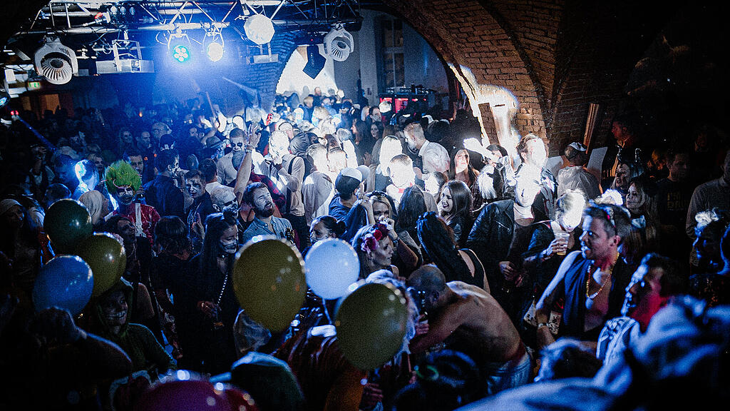 Jugendliche organisieren Party